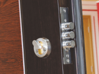 Тристранно заключване за метална врата