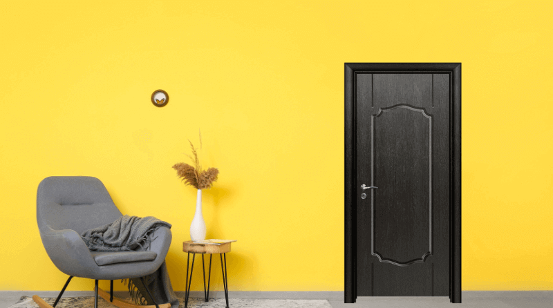 Врата на жълта стена